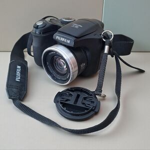 Fujifilm Digital Camera FinePix S700 7.1 Mega Pixela 10X Optical Zoom With Case